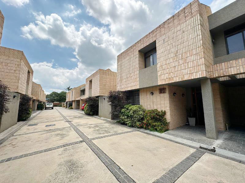 Beautifull Townhouse in Conj. Res. Las Lajas. Naguanagua
